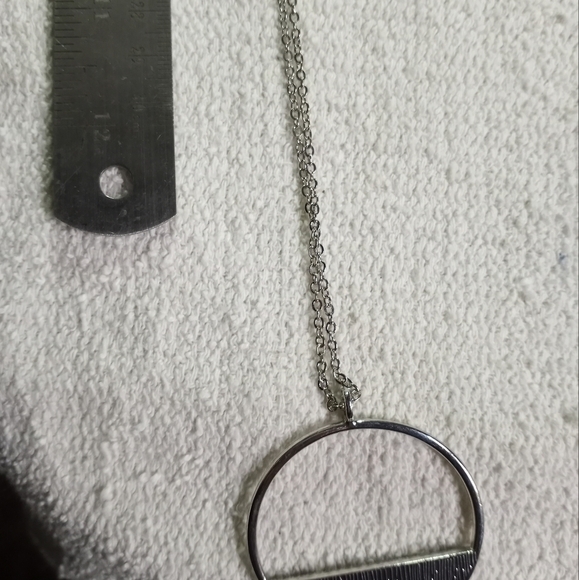 Gorgeous silvertone red round crystal pendant necklace - Picture 3 of 5